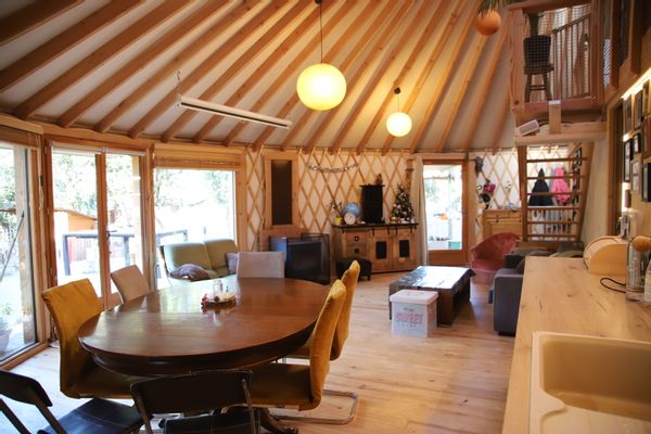 Yourte contemporaine et parc de loisirs...!!