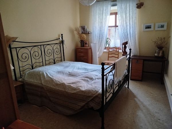 Eine friedliche Umgebung umgeben von Natur mit guten Verkehrsanbindungen.