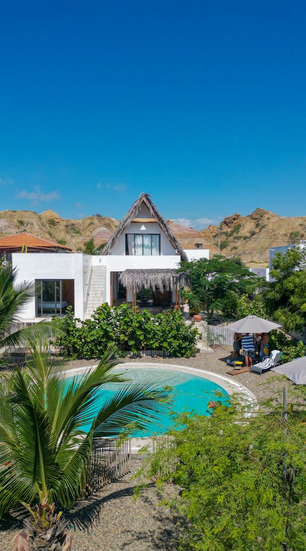 La casa verde, frente al mar y piscina privada!