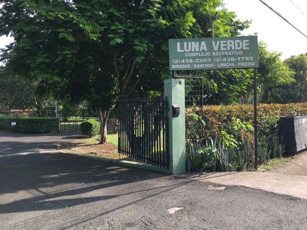 Casa de Everardo es amplia , tres dormitorios , cocina , parqueo , zona verde , piscina .