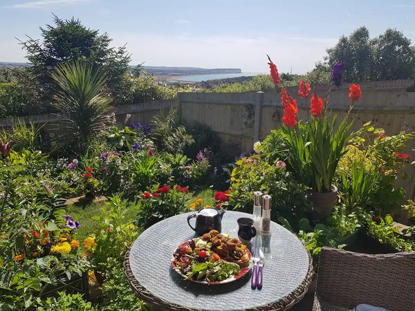 Alison's sea view haven with spa bath