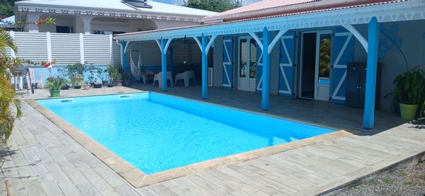 Villa 3 chbs doubles avec piscine et grande terrasse couverte dans quartier résidentiel en Martiniqu