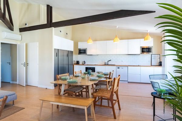 Last minute accepted! Elegant appart de 280m2 / 18 personnes à 50 metres du vieux port.