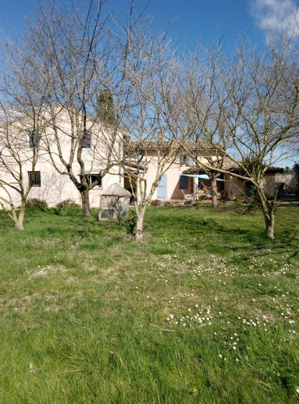 La maison de Lydie , un beau potager et des oeufs frais de nos poules sont a votre disposition ....