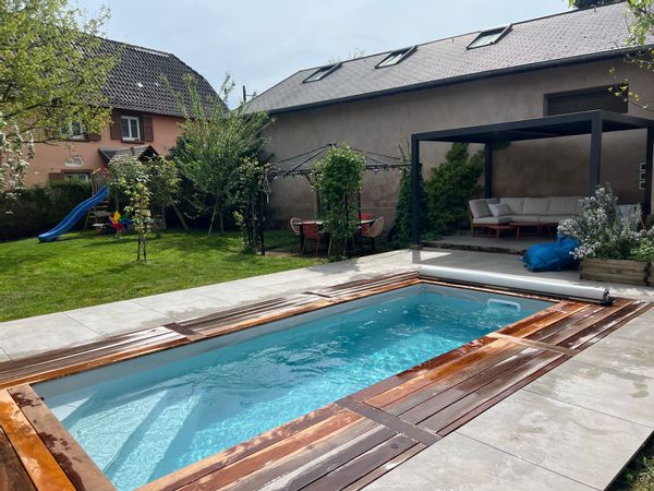 Dépendance de corps de ferme alsacien avec piscine, aire de jeux, pergola, et gloriette.