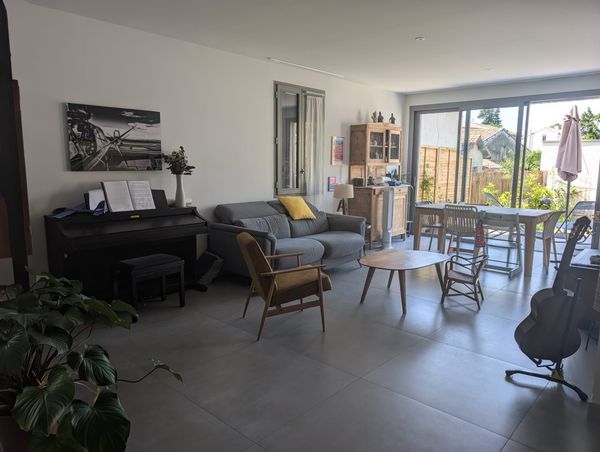 Maison lumineuse + jardin au coeur du village ✨