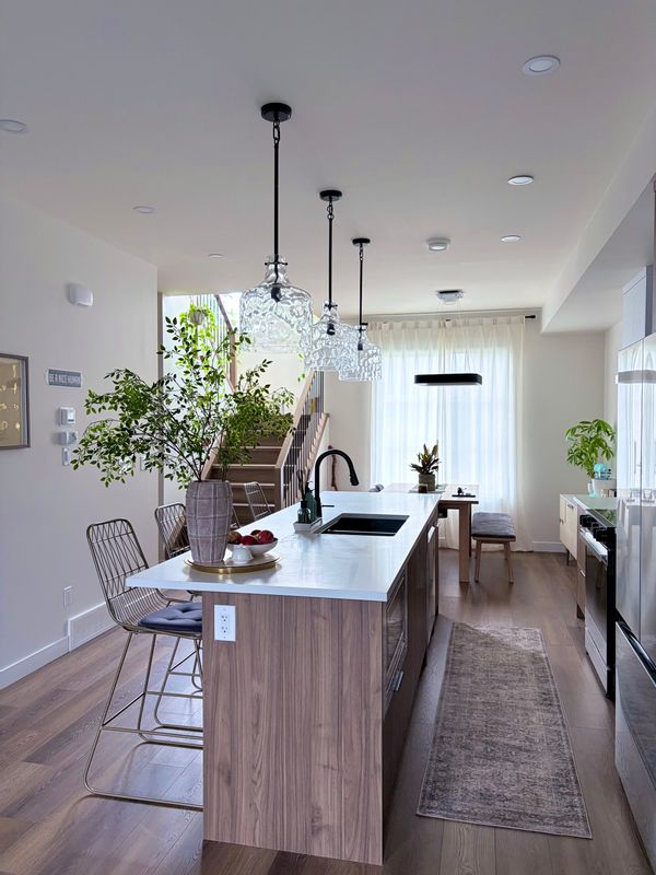 Stylish central 2-bdrm Townhouse in prestigious area. Close to downtown, overlooking skyline.