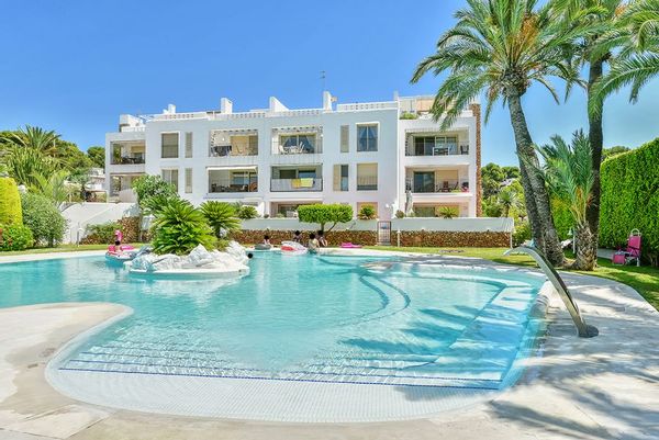 Exclusive location, grrat urbaniszation garden and chill out terrace and swimming pool area. Just 5 minutes walk from a very nice beach and centre of the town