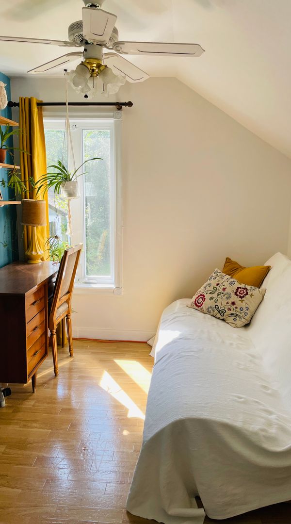 Restez à votre propre étage de la maison avec 4 chambres, cuisine, salle de bain et entrée privée.