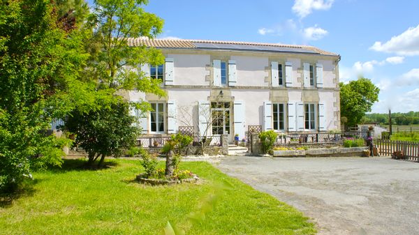 Notre maison entre La Rochelle et Niort au cœur de la nature et juste à côté du marais poitevin