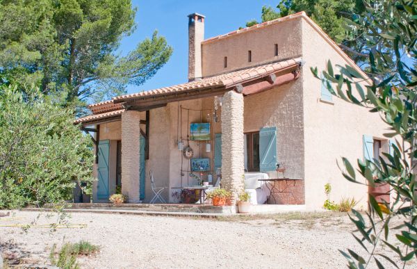 La maison de Martine se trouve dans le Sud du Luberon, en Provence sur la Route des châteaux du pays d'Aigues. Elle est avec vue sur les vignes et les collines et aussi à l'ombre des pins. De plein pied avec terrasse, il y a des tables ombre et soleil et des chaises longues. Nous somme au bord d'un hameau très calme et sympathique où tout le monde se connait. C'est le départ possible pour de nombreuses randonnées dans cette partie du Luberon. On peut se baigner à l'Etang de la Bonde, à 5 km de la maison. Nous sommes à une-demi heure de Aix-en-Provence et une petite heure de Marseille et de la mer. Les calanques, la Côte Bleue, La Ciotat…
Plus près, de nombreux petits villages provençaux proposent des marchés, des animations culturelles et touristiques nombreuses. Voir l'Office du Tourisme CotéLuB.