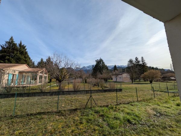 Grande maison aux abords de Die