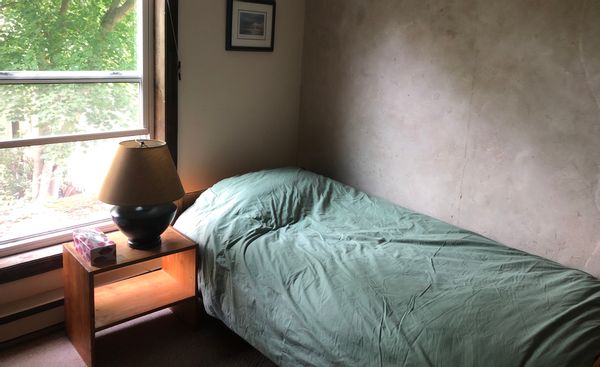 Sheila‘s Beige Guest Room