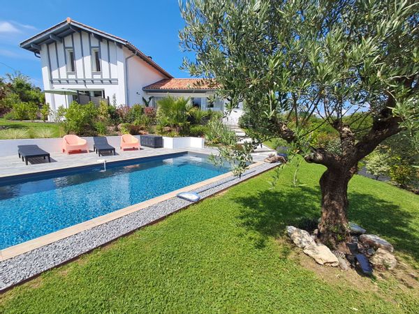 Duplex dans maison avec Piscine – Entre Biarritz, l’océan et les plus beaux golfs