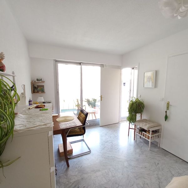 Studio lumineux et calme. Proche centre ville et tram