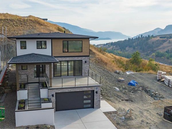 Kid-friendly home with pool 25 minutes to the ski hill and 5 minutes to the beach!