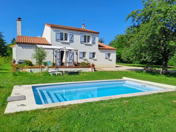 Maison de charme avec piscine chauffée proche "Puy du fou"