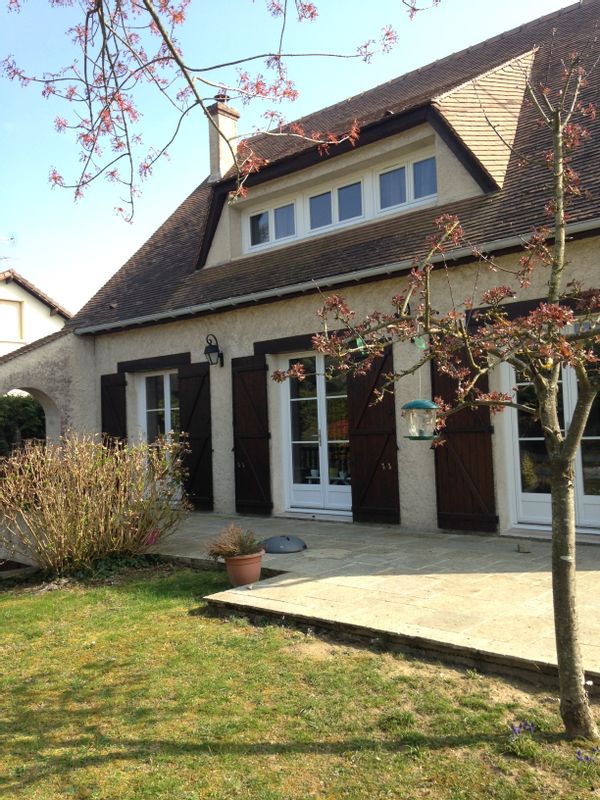Maison dans village touristique animé, tout près de Fontainebleau.