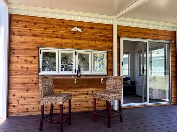 Luxury Tiny Home w/ patio & views. Near beach, turtles & Southern Great Barrier Reef