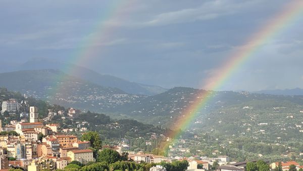 Dans la capitale du parfum, joli appartement de 65m2 avec vue splendide. A 40 mm de la mer