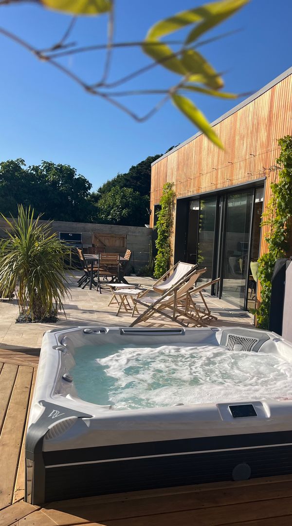 Longere entièrement restaurée face à la mer à sciotot