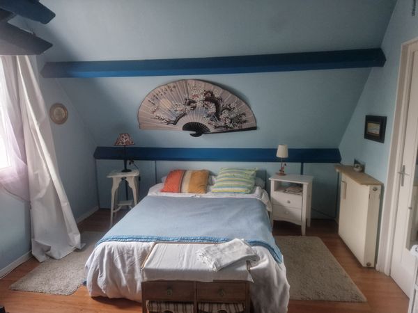 Nous accueillons nos invités dans une jolie chambre, avec salle d'eau privative, dans notre maison.