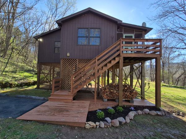 Riverside Lodge. Very private 3 bedroom house on the Shenandoah river. Kayaks & Canoe included!
