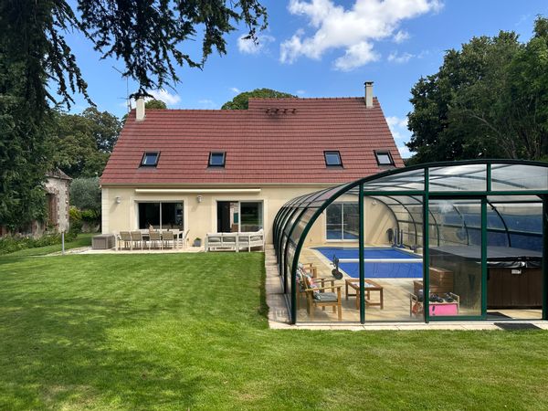 Maison familiale pour 10 pers avec piscine chauffée et couverte. Sauna et jacuzzi. Près de Chartres.
