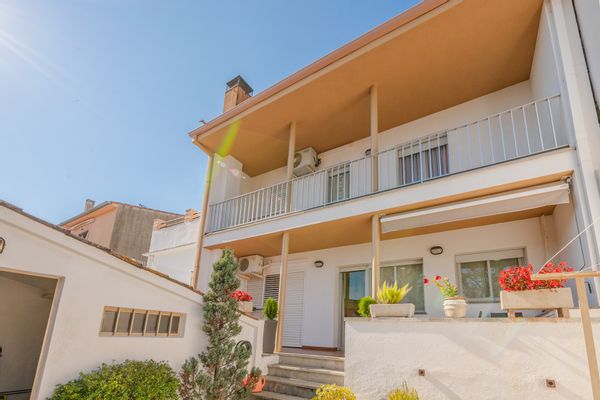 Beautiful carbon-neutral & energy-efficient home by the lake of Banyoles