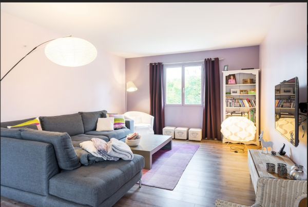 Maison moderne proche de Lyon et de tous les commodités.
8 couchages.