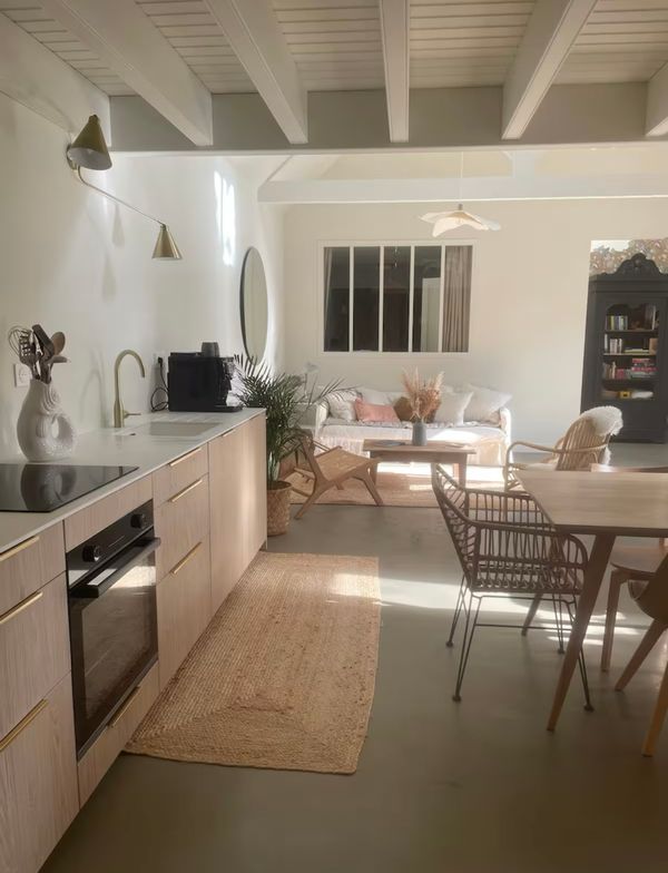 La maison de Aristide dans un hameau avec sa chapelle et ses chaumières