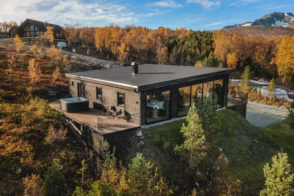 New and modern cabin with spectacular views of the Lyngen Alps in the Norwegian Arctic