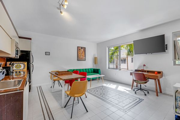 Last-Minute Deal! Art Deco Apartment with Beach Service, Pool, Parking at Collins Park, Miami Beach