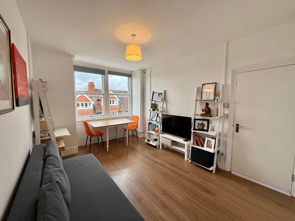 Small, light-filled 2-bed flat in Tunbridge Wells (40 mins from London)