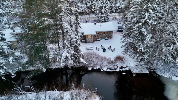 Repos en rivière, SPA— Chalet intime avec vue, kayaks et foyer au bois