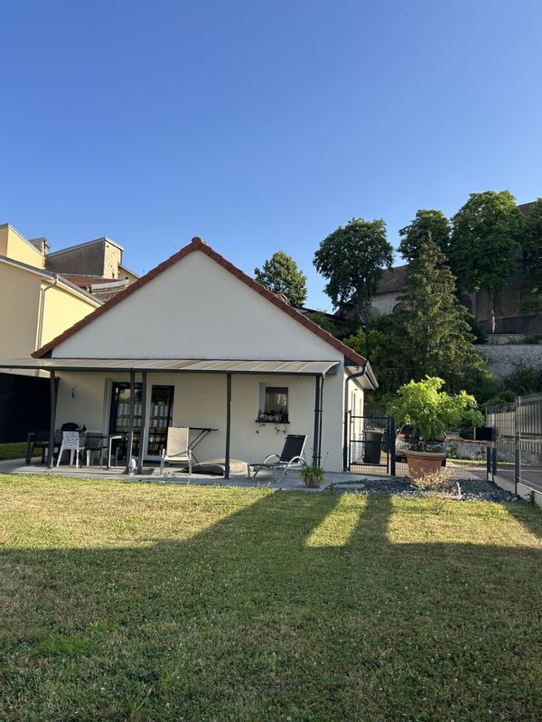 Petite ville dans la campagne, pas loin des montagnes & lacs. Bienvenue chez Elodie Lohan & Bérénice