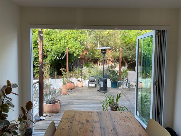 Caroline's house Artist and philosophers house in the heart of sunset park near the beach shops coffee bars and a yoga studio within walking distance .. charming has a mix of old with new … Indian carpets with modern elements .. aluminium folding doors to a huge deck .. we hate to leave .. a beautiful garden but within close proximity to shops and restaurants and the beach !