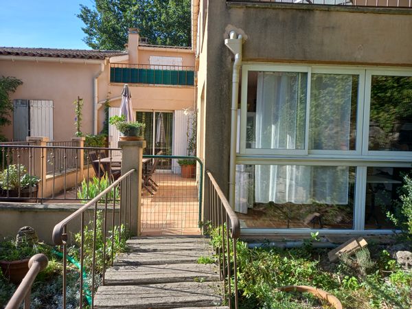 Studio  dans un écrin de verdure   et au calme.