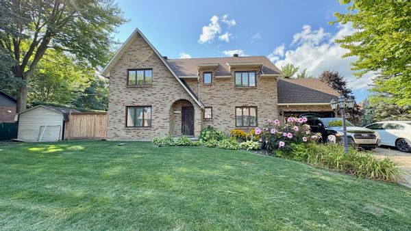 La maison d’Anne-Marie & Kiril, piscine, voiture, superbe banlieue, calme, à 20 minutes de Montréal.