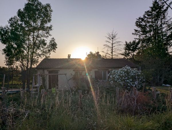 toi et moi.  Notre maison est en plein coeur des vignes au calme, et à côté des attraits touristique