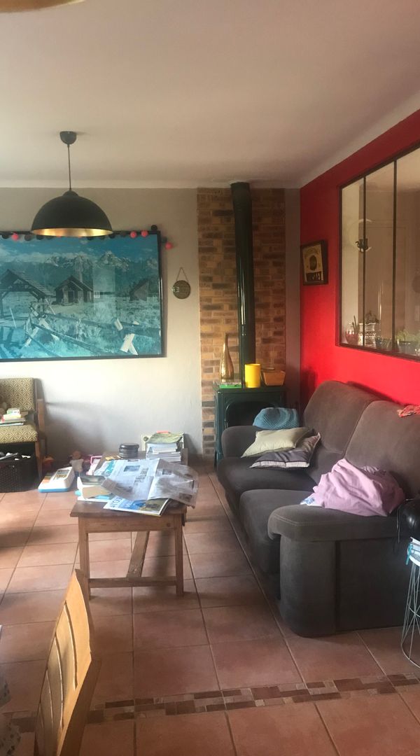 La chambre privée de Monique et Jean Jacques dans maison familiale au calme. Proximité de l'aéroport, 5mn en voiture, 25mn à pieds si nous sommes absents... possibilité de laisser un véhicule devant chez nous.