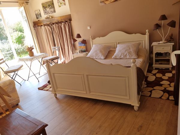 Chambre pour 1 couple et 1 enfant plain-pied, terrasse, jardin.