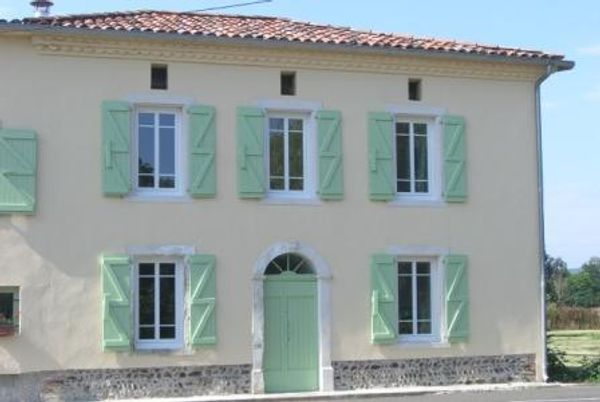 Petit gîte, situé à 45mn de  Toulouse, proche de l'Ariège et du Gers et à 1 h des Hautes-Pyrénées.