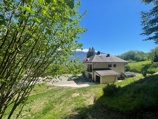 Appartement dans maison avec terrain