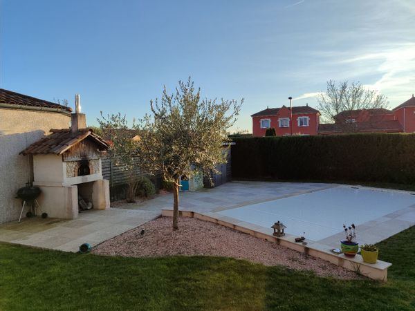 Maison avec piscine, four à pizzas, jardin et terrasse