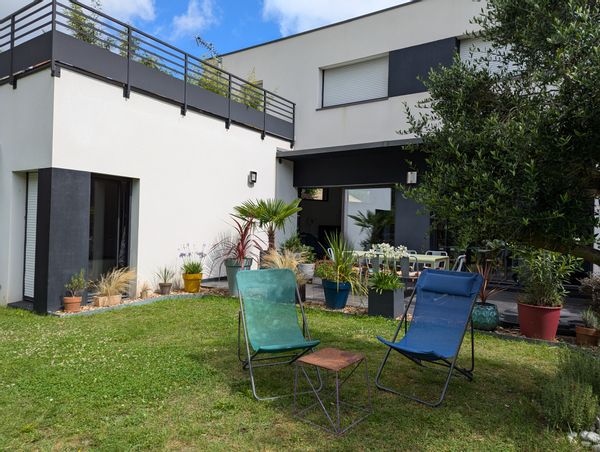 Architect-designed house - all comfort - close to Nantes - between vineyards- Very well located for numerous varied excursions - 2h by train from Paris -