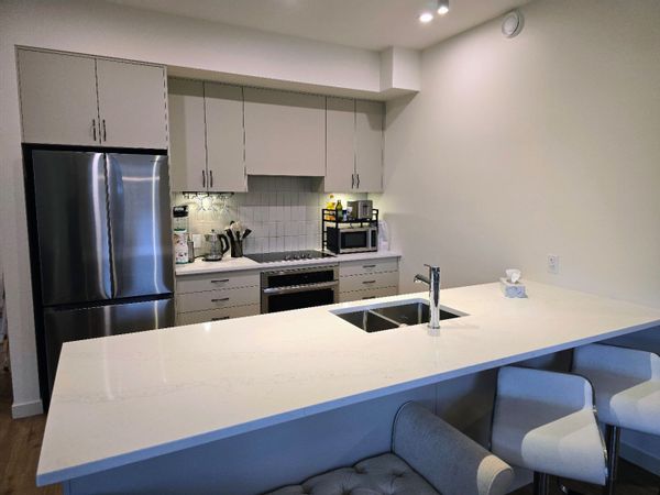 Modern 2 bedroom condo 5 minute walk to downtown Victoria