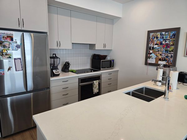 Modern 2 bedroom, 2 bathroom, 5 minute walk to Victoria Inner Harbour