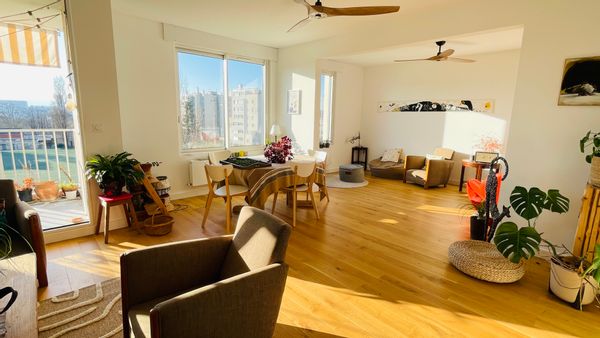 Je vous propose une chambre avec un lit double dans mon appartement avec sa salle de bain privée.