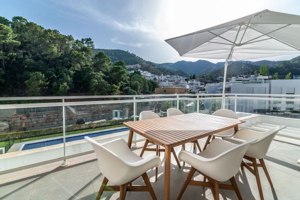 Top floor apartment with a view to the pool and surrounding mountains